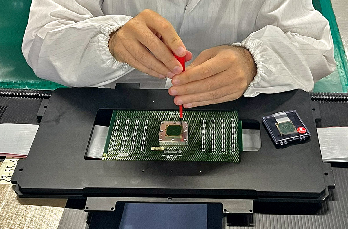 An engineer replacing the Exaddon microL64 probe head with just a screwdriver.